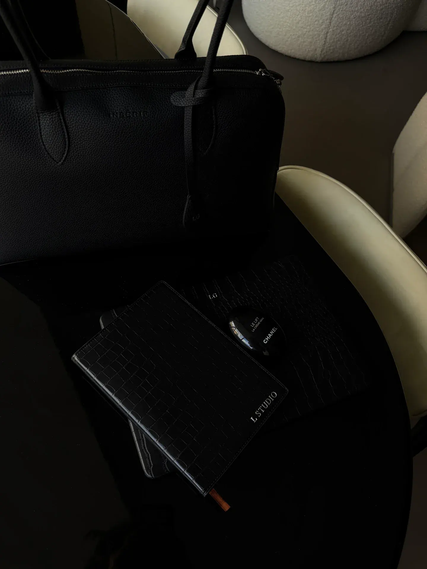Accessoires de luxe et sac L STUDIO dans un univers mode