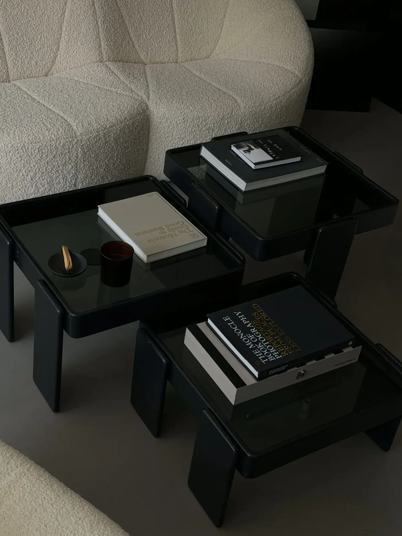 Table basse avec ouvrages de photographie dans le studio L STUDIO à Paris